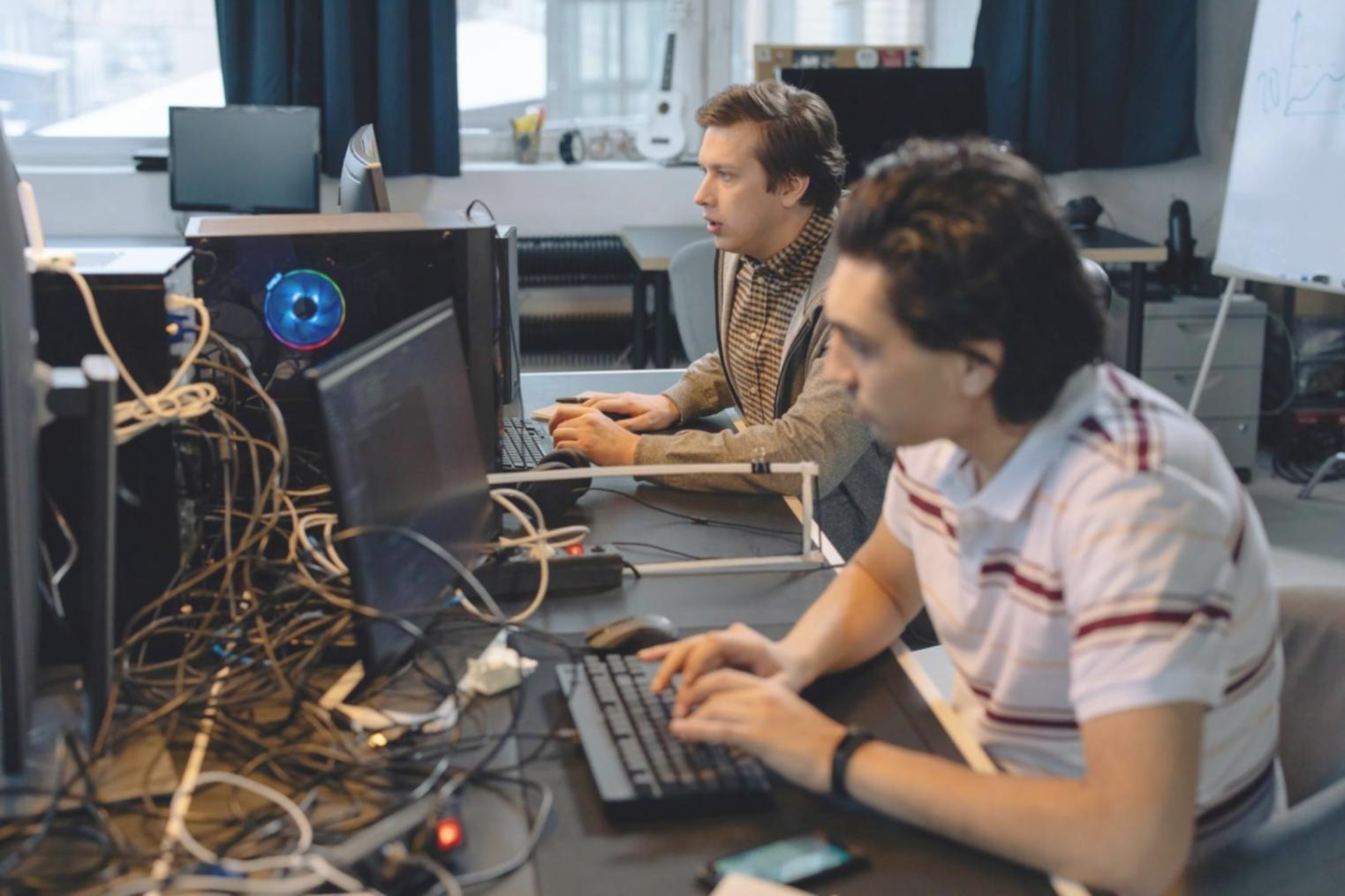 Dyrektor finansowy analizujący dane w systemie ERP